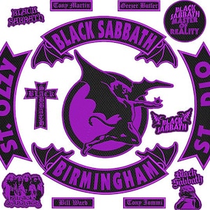 Può includere: Un insieme di toppe ricamate con la band Black Sabbath. Le toppe sono principalmente viola e nere, con vari disegni tra cui il logo della band, i titoli degli album e i nomi dei membri. Le toppe sono circolari, rettangolari e a forma di banner.