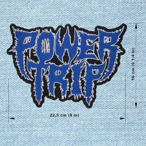 Może przedstawiać: Niebiesko-czarna naszywka z haftem z napisem "POWER TRIP" w stylizowanej czcionce. Naszywka ma 22,5 cm szerokości i 16 cm wysokości. Naszywka znajduje się na jasnoniebieskim tle z dżinsu.