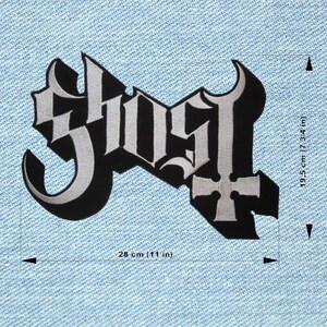 Pode incluir: Patch bordado preto e cinza com a palavra "Ghost" em fonte gótica e um símbolo de cruz. Mede 28 cm de largura e 19,5 cm de altura.