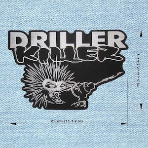 Op de afbeelding: Zwart en zilveren patch met de woorden "Driller Killer" boven een punk-afbeelding van een figuur met een boor. De patch is 29 cm breed en 19,5 cm hoog.
