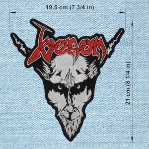 Może przedstawiać: Czarna, biała i czerwona naszywka z napisem "Venom" i demoniczną twarzą. Naszywka ma 19,5 cm szerokości i 21 cm wysokości.