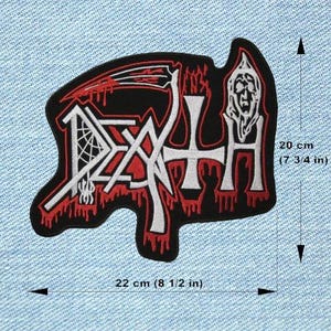 Könnte beinhalten: Schwarz-roter, gestickter Aufnäher mit dem Wort "DEATH" in gotischer Schrift, mit einem Sensenmann- und Kreuz-Design. Der Aufnäher ist 22 cm breit und 20 cm hoch.
