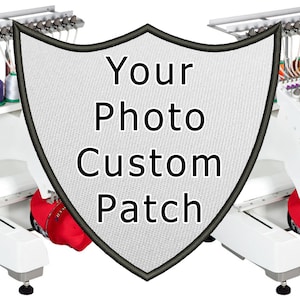 Puede incluir: Dos máquinas de bordar blancas con carretes de hilo y un parche blanco en forma de escudo con el texto "Your Photo Custom Patch".