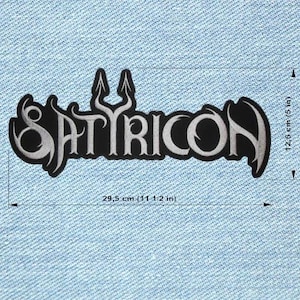 Op de afbeelding: Zwart en zilver geborduurde patch met het woord "SATYRICON" in een gestileerd lettertype, met een drietand symbool boven de tekst. De patch is 29,5 cm lang en 12,5 cm hoog.