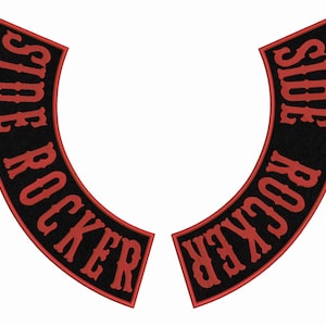 Può includere: Una coppia di toppe da club di motociclisti nere e rosse con il testo "SIDE ROCKER" in rosso.