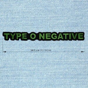 Könnte beinhalten: Ein rechteckiger Aufnäher mit dem Text "TYPE O NEGATIVE" in Grün auf schwarzem Hintergrund gestickt. Der Aufnäher ist 29,5 cm lang und wird auf einem hellblauen Jeansstoff dargestellt.