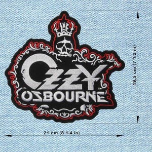 May include: Embroidered patch in black, white, and red, featuring the name "Ozzy Osbourne" with a skull and crown design. The patch is 21 cm wide and 19.5 cm tall.