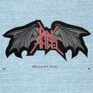 Puede incluir: Un parche negro y gris con el texto "DARK ANGEL" en rojo, con alas de murciélago estilizadas. El parche mide 29,5 cm de ancho y está sobre un fondo de mezclilla azul claro.