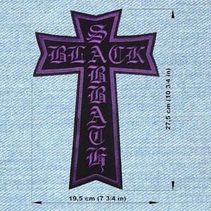 Op de afbeelding: Een zwart en paars geborduurde patch in de vorm van een kruis. De patch toont de woorden "BLACK SABBATH" in gotische letters. De patch is 19,5 cm breed en 27,5 cm hoog.