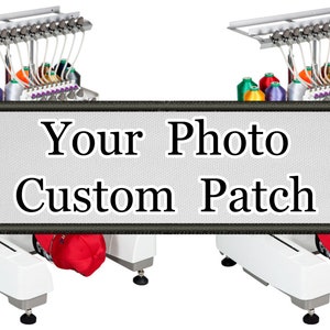 Könnte beinhalten: Zwei weiße Stickmaschinen mit Garnrollen und einem leeren weißen Patch mit der Aufschrift "Your Photo Custom Patch".