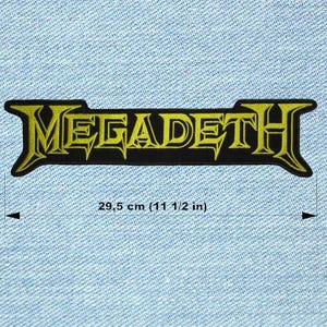 Op de afbeelding: Een zwart en geel geborduurd embleem met de bandnaam "MEGADETH". De patch is 29,5 cm lang en is geplaatst tegen een lichtblauwe denim achtergrond.
