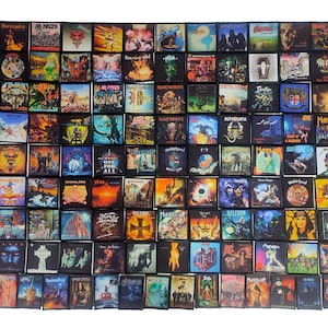 Könnte beinhalten: Eine Sammlung quadratischer Aufnäher mit Albumcovern verschiedener Heavy-Metal-Bands. Die Aufnäher zeigen eine Vielzahl von Farben und Bildern, darunter Bandlogos, Illustrationen und Albumtitel. Die Aufnäher sind eng aneinander angeordnet.
