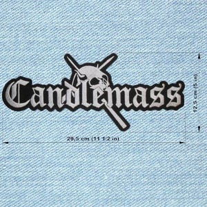 Puede incluir: Parche bordado en blanco y negro con el nombre de la banda "Candlemass" en letras góticas, con un diseño de calavera y espadas cruzadas. El parche mide 29,5 cm de largo y 12,5 cm de alto.