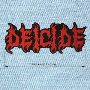 Pode incluir: Um patch bordado em preto e vermelho com a palavra "DEICIDE" em uma fonte gótica. O patch tem aproximadamente 29,5 cm de comprimento e é exibido em um fundo de ganga azul claro. O texto é vermelho com uma borda preta.
