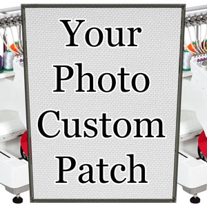 Könnte beinhalten: Zwei weiße Stickmaschinen mit Garnrollen und einer roten Baseballkappe. Ein weißer Rahmen mit grauer Umrandung umschließt den Text "Your Photo Custom Patch".
