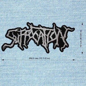 Pode incluir: Um patch bordado em preto e branco com a palavra "SUFFOCATION" em uma fonte estilizada. O patch tem 29,5 cm de comprimento e 12 cm de altura. Apresentado em um fundo de ganga azul claro.