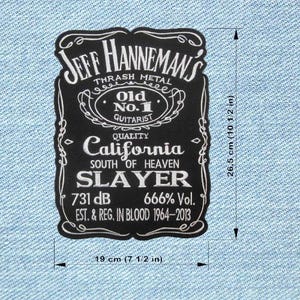 Könnte beinhalten: Schwarz-weißer Aufnäher mit dem Text "Jeff Hanneman's Thrash Metal" und "Slayer". Der Aufnäher ist 19 cm breit und 26,5 cm hoch. Er enthält den Text "Old No. 1 Guitarist" und "California South of Heaven".