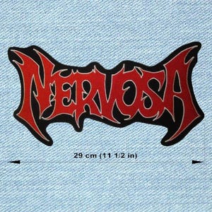 Op de afbeelding: Een zwart en rood embleem met het woord "Nervosa" in een gestileerd lettertype. De rode tekst heeft een witte omlijning op een zwarte achtergrond. De patch is 29 cm lang.