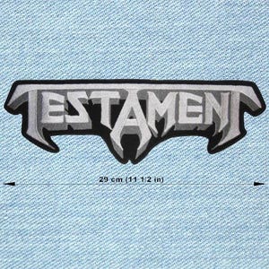 Peut inclure: Écusson brodé noir et blanc avec le mot "TESTAMENT" dans une police stylisée. Le patch mesure environ 29 cm (11,5 pouces) de large, sur un fond en denim bleu clair.