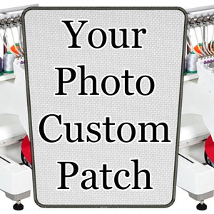 Op de afbeelding: Een witte borduurmachine met spoelen garen en een blanco wit patch met de tekst "Your Photo Custom Patch".