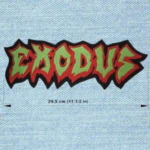 Puede incluir: Parche rectangular con la palabra "EXODUS" en verde, contorneada en rojo y negro. El parche mide 29,5 cm de largo y está sobre un fondo de mezclilla azul claro.