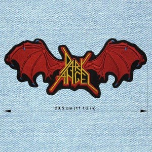 Puede incluir: Un parche bordado rojo y negro con un diseño de murciélago y el texto "DARK ANGEL" en amarillo. El parche mide 29,5 cm de largo. El parche está sobre un fondo de mezclilla azul claro.