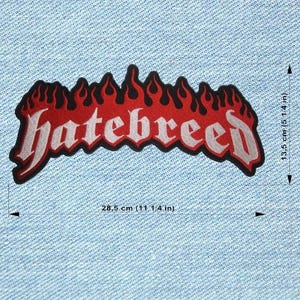 Può includere: Toppa ricamata rossa e nera con la scritta "Hatebreed" in bianco, bordata di grigio, con un disegno a fiamme. Misura 28,5 cm di larghezza e 13,5 cm di altezza.