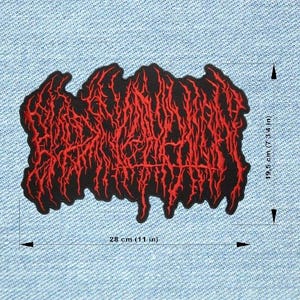 Könnte beinhalten: Schwarz-roter, gestickter Aufnäher mit einem abstrakten Design. Der Aufnäher ist 28 cm breit und 19,5 cm hoch. Der Aufnäher befindet sich auf einem hellblauen Jeans-Hintergrund.
