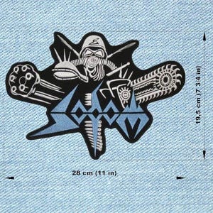 Könnte beinhalten: Ein schwarz-weiß gestickter Aufnäher mit einem blau-weißen Logo. Der Aufnäher zeigt eine schädelartige Figur mit Gasmaske, Maschinengewehr und Kettensäge. Der Aufnäher ist 28 cm breit und 19,5 cm hoch.