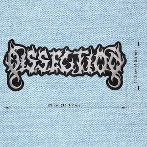 Op de afbeelding: Een zwart-wit geborduurde patch met het woord "Dissection" in een gotisch lettertype. De patch is 11,5 cm hoog en 29 cm breed. De patch is afgebeeld op een lichtblauwe denim achtergrond.