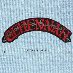 Puede incluir: Un parche negro curvado con la palabra "GEHENNAH" bordada en rojo, con detalles de alambre de púas. El parche mide 29,5 cm de largo. El parche está sobre un fondo de mezclilla azul claro.