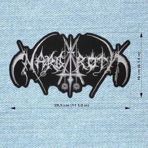 Pode incluir: Patch bordado em preto e branco com a palavra "Nargaroth" em fonte gótica. O patch tem 29,5 cm de largura e 16 cm de altura. O design inclui uma cruz, correntes e foices.