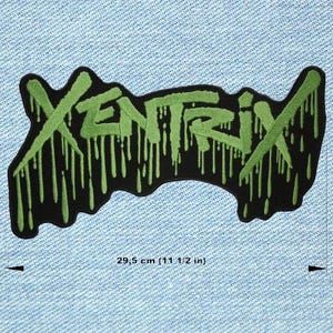 Puede incluir: Un parche negro con la palabra "XENTRIX" en letras verdes goteantes. El parche mide aproximadamente 29,5 cm de largo y está sobre un fondo de mezclilla azul claro.