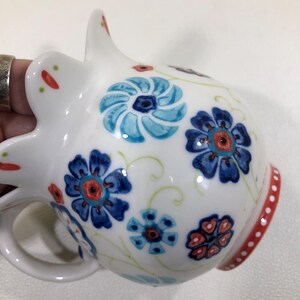 Puede incluir: Un juego de tres tazas de cer&aacute;mica con un acabado mate moteado. Cada taza presenta un color diferente: azul claro, crema y gris. Las tazas tienen un dise&ntilde;o simple y moderno con una forma redondeada y un asa c&oacute;moda.