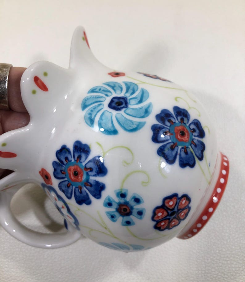 Puede incluir: Un juego de tres tazas de cer&aacute;mica con un acabado mate moteado. Cada taza presenta un color diferente: azul claro, crema y gris. Las tazas tienen un dise&ntilde;o simple y moderno con una forma redondeada y un asa c&oacute;moda.