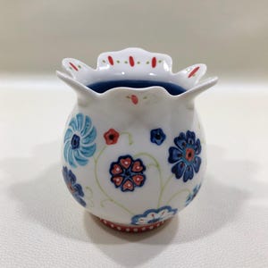 Puede incluir: Una taza de cer&aacute;mica blanca con un asa negra y el texto "But First, Coffee" en un estilo manuscrito. La taza est&aacute; sobre una superficie blanca. La taza mide aproximadamente 10 cm de alto.