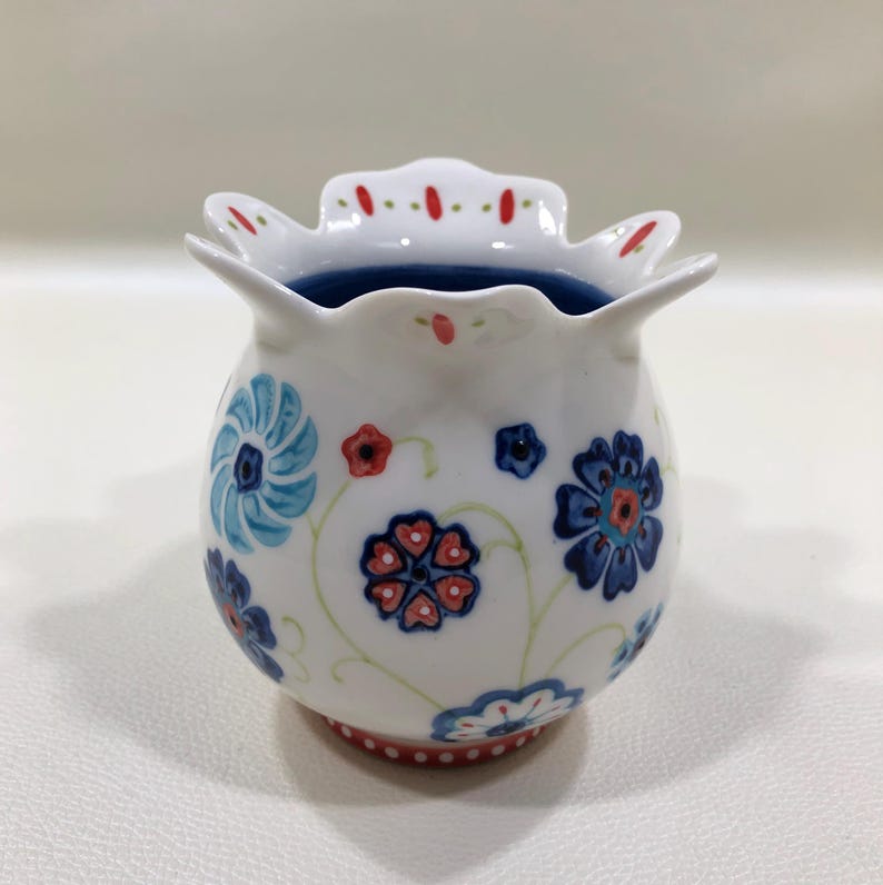 Puede incluir: Una taza de cer&aacute;mica blanca con un asa negra y el texto "But First, Coffee" en un estilo manuscrito. La taza est&aacute; sobre una superficie blanca. La taza mide aproximadamente 10 cm de alto.