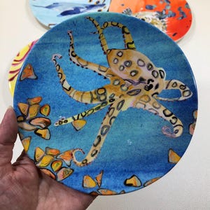 Anthropologie 'Under the Sea' MELAMINE COCKTAIL PLATES 6" Set of 4 ~ Multicolor Beach Ocean Canapé Dishes w/ Pufferfish, Octopus & Whales zdjęcie 3