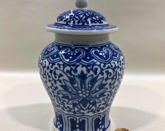 Tarro de jengibre de porcelana Jingdezhen Zhi con tapa abovedada ~ Bote de cerámica azul/blanco pintado a mano estilo chinoiserie para especias con volutas y flores