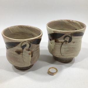 Japanese Mashiko-Yaki Meoto YUNOMI TEA CUPS (2) ~ Beige Shoji Hamada Style Hakeme Tetsu-e Iron Brush Marks Guinomi ~ His & Hers Wedding Gift