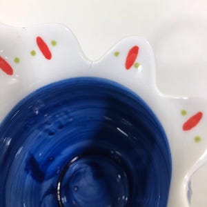 Jarra de leche/nata de cerámica pequeña, pintada a mano con motivos florales en azul y rojo, estilo bohemio veraniego. imagen 10