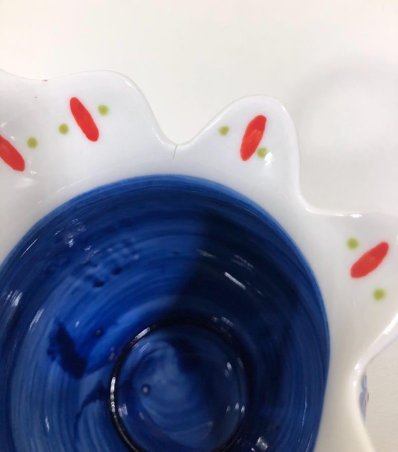 Jarra de leche/nata de cerámica pequeña, pintada a mano con motivos florales en azul y rojo, estilo bohemio veraniego. imagen 10
