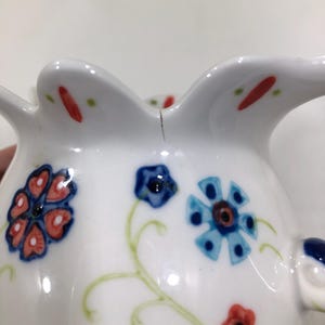Jarra de leche/nata de cerámica pequeña, pintada a mano con motivos florales en azul y rojo, estilo bohemio veraniego. imagen 9
