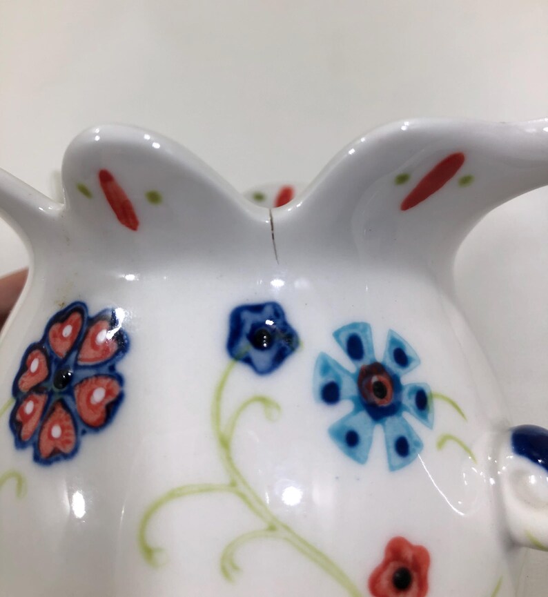Jarra de leche/nata de cerámica pequeña, pintada a mano con motivos florales en azul y rojo, estilo bohemio veraniego. imagen 9