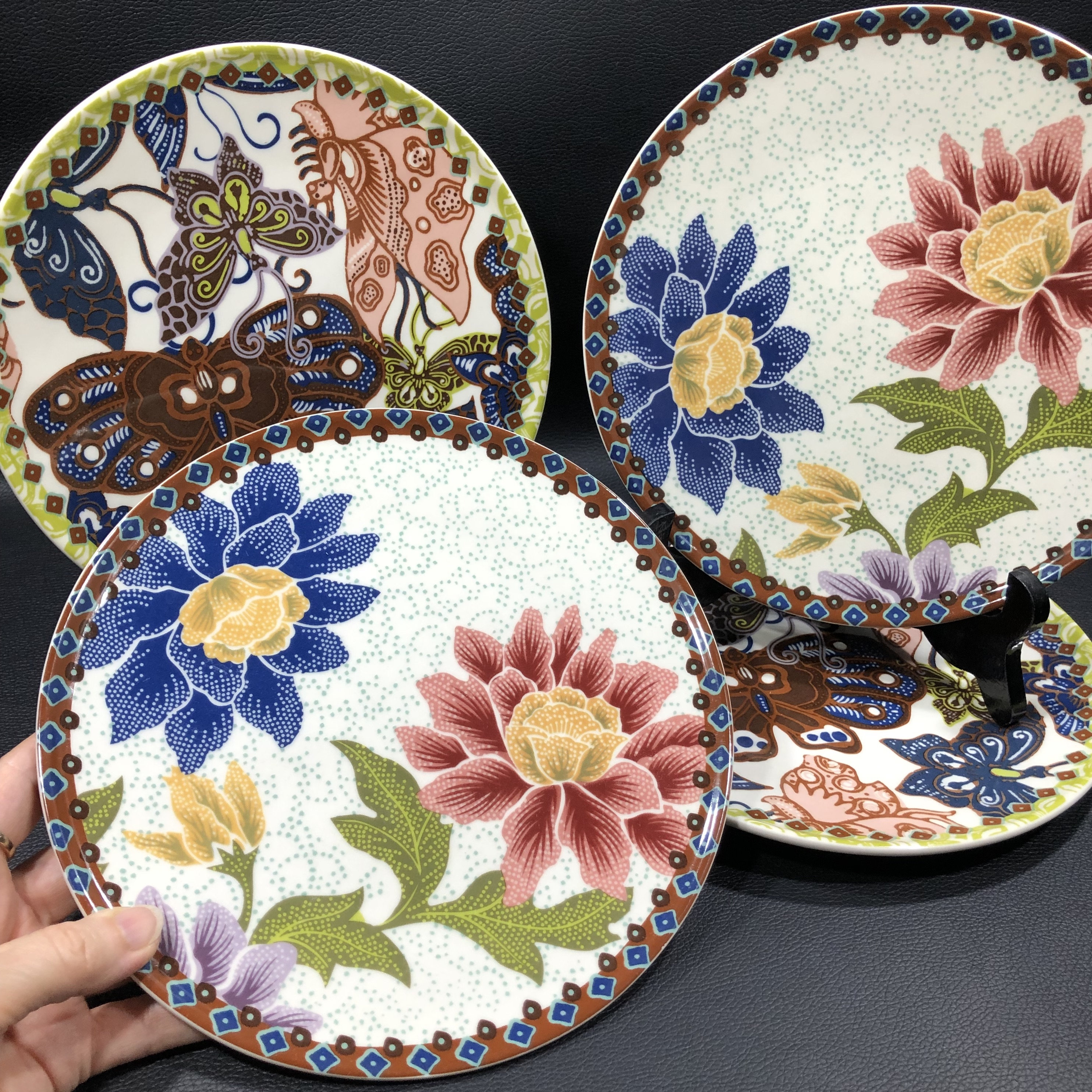 Rare ANTHROPOLOGIE JERRELLE GUY Dessert/Salad/Side Plates Set of  Colorful Garden Flowers Butterflies Design Discontinued Dinnerware