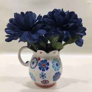 Jarra de leche/nata de cerámica pequeña, pintada a mano con motivos florales en azul y rojo, estilo bohemio veraniego. imagen 14