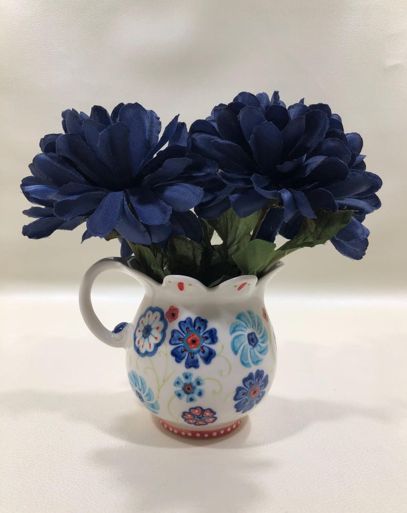 Jarra de leche/nata de cerámica pequeña, pintada a mano con motivos florales en azul y rojo, estilo bohemio veraniego. imagen 14