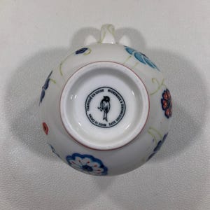 Jarra de leche/nata de cerámica pequeña, pintada a mano con motivos florales en azul y rojo, estilo bohemio veraniego. imagen 13