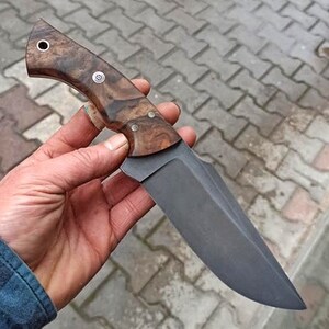 Closeup of the blade on No:52 showing clean grind lines and precise cutting edge.