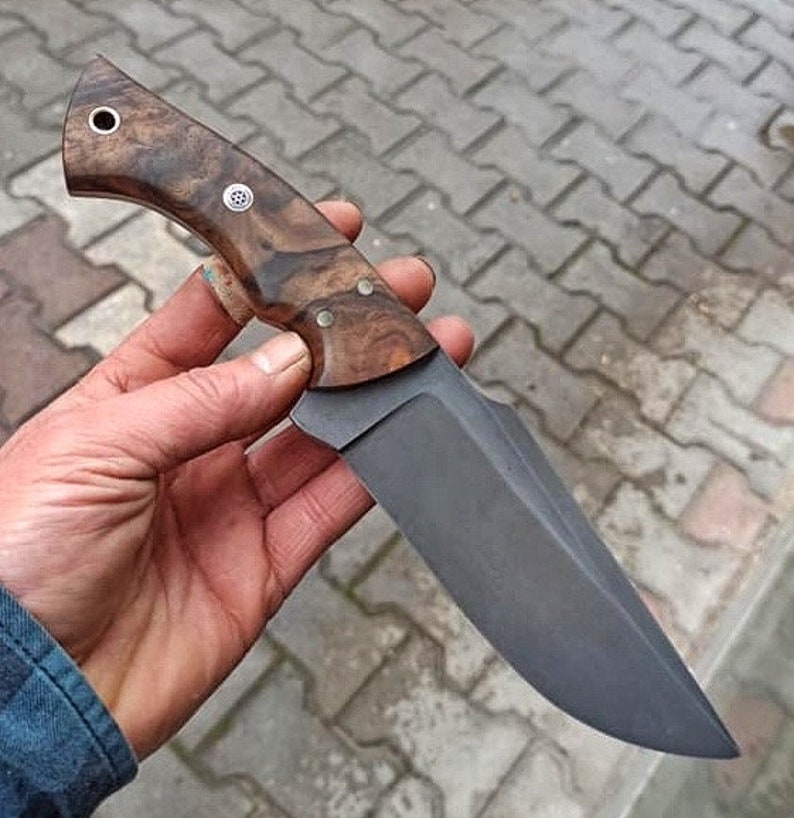 Closeup of the blade on No:52 showing clean grind lines and precise cutting edge.